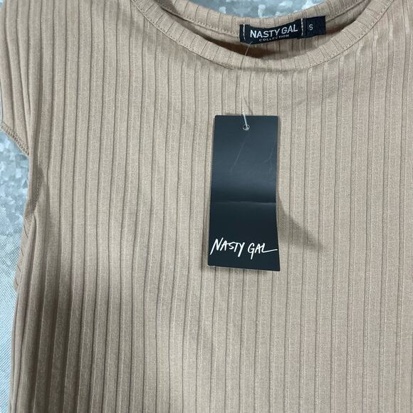 Nasty Gal NWT Taupe Ribbed Padded Shoulders Crop Top - Size Small - Sleeveless - Picture 4 of 7